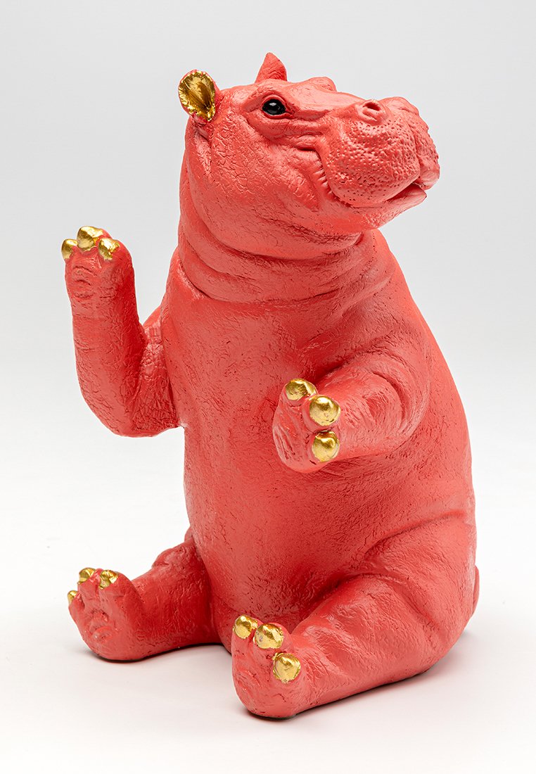 Rote Nilpferdfigur mit strukturierter Oberfläche, goldenen Akzenten an Ohren und Pfoten, die aufrecht sitzt und einen Pfoten erhoben hat.
