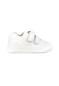 Scarpa sportiva bianca realizzata in materiale simile alla pelle, dotata di due cinturini in Velcro regolabili e di una suola in gomma testurizzata.