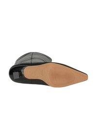 Bota de cuero negro hasta la rodilla con punta afilada, textura suave y suela de goma marrón con surcos horizontales para agarre.
