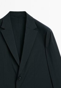 Schwarzes Blazer mit Reverskragen, einreihiger Knopfverschluss, strukturierten Schultern und glatter Textur; keine sichtbaren Muster oder Akzente.