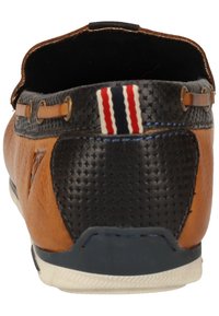 Braunes Leder-Schuhwerk mit einer schwarzen perforierten Rückseite, kontrastierenden blauen Akzenten und einem dekorativen rot-weiß-blauen Streifendetail in der Nähe der Ferse.