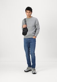 Tommy Hilfiger LOGO TIPPED CREWNECK - Sudadera - medium grey heather