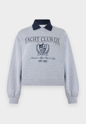 Ανοιχτό γκρι μακρυμάνικο φούτερ με ναυτικό γιακά, κείμενο "Yacht Club Co.", έμβλημα με θυρεό και εκτύπωση "Monaco Provence Alpes Côte d'Azur EST 1982".