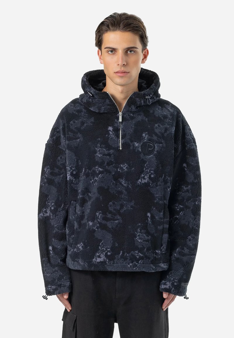 Svart fleece genser med hette, kvart glidelås foran og tonale abstrakte mønstre. Har et logo-patch på brystet og justerbare mansjetter.