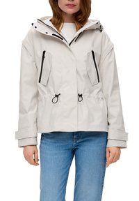 Hellgraue, kurze Jacke aus wasserabweisendem Material, mit Kapuze, zwei Reißverschlusstaschen vorne und verstellbarem Gummizug an Taille und Bündchen.