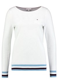 Witte trui met lange mouwen, ronde hals, marineblauwe en lichtblauwe gestreepte manchetten en zoom, met een klein logo op de borst.