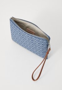Borsa a pochette blu a motivo con chiusura a zip, cinturino in pelle, e foderatura in tessuto. Presenta un'etichetta con logo all'interno.