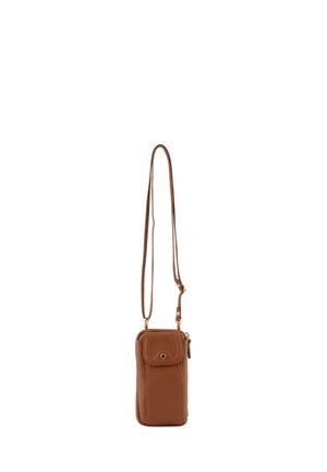Petit sac bandoulière en cuir marron avec une longue sangle réglable, poche avant à rabat avec bouton et compartiment principal zippé.