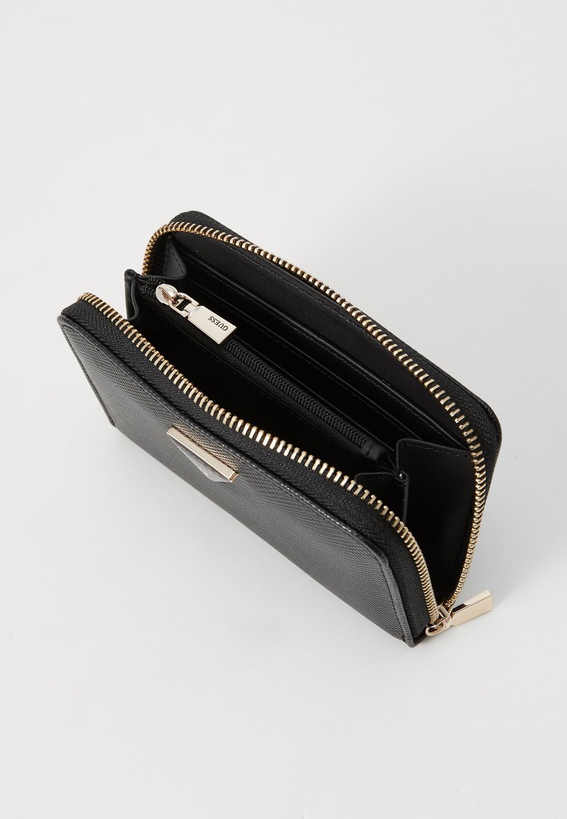 Portafoglio in pelle nera con finitura textured, cerniera dorata e dettagli metallici. Presenta più scomparti e una tasca con cerniera all'interno.