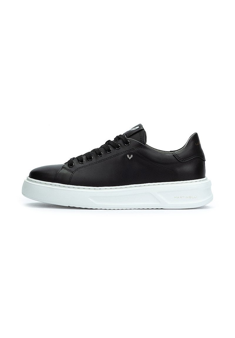Sneaker in pelle nera con suola in gomma bianca, design con lacci piatti e dettagli di branding minimalisti sul lato e sul tallone.