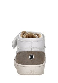 Weiße und graue High-Top-Sneaker mit einem Wildleder-Rückenteil, Klettverschluss und leichten Abnutzungserscheinungen auf den Materialien. Die Nummer "21" ist auf der Sohle aufgedruckt.