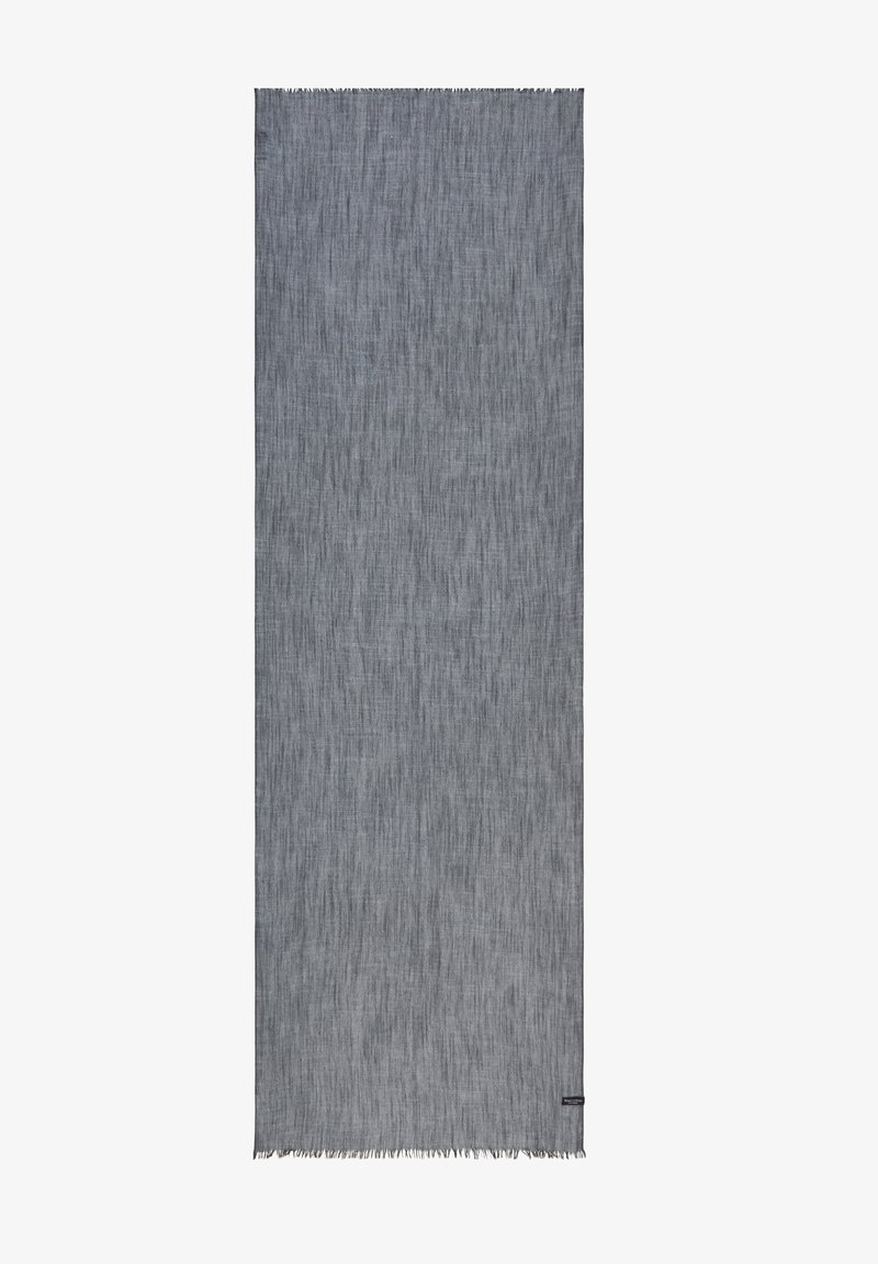 Longue bande de tissu gris clair avec une texture subtile et des bords frangés, comportant une petite étiquette de marque noire près d'un coin.