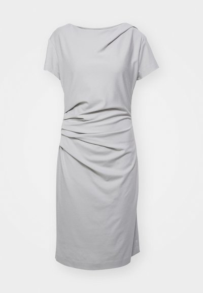 Grå kortermet kjole laget av myk stoff, med drapert design og samlet detaljer ved livet og en rett snitt.