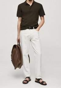 Hnědé polo tričko, bílé džíny, černé sandály, hnědá taška. Neformální design; látka vypadá měkce; strukturovaná taška s lesklými kovovými detaily.