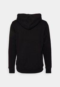 Felpa nera con un texture morbido, caratterizzata da una tasca a marsupio e un cappuccio con cordino. Design semplice, senza motivi o dettagli visibili.