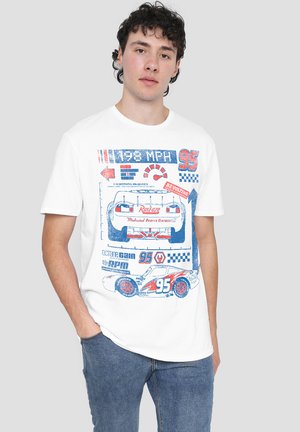 Weißes Baumwoll-T-Shirt mit einem blau-rot gestalteten Rennauto, Geschwindigkeitsanzeigen und Textdetails, mit lockerer Passform und Rundhalsausschnitt.