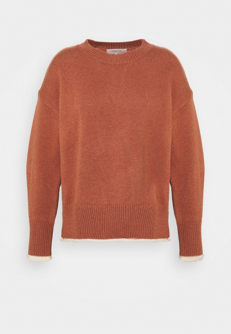 Pull en tricot couleur rouille à col rond, épaules dénudées, poignets et ourlet à côtes, avec une bordure contrastante crème aux bords.