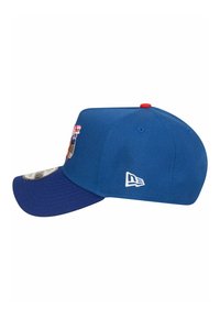 Blaues Baseballcap aus Stoff mit einer strukturierten Krone, gebogenem Schirm, rotem Knopf oben und bestickten Logos auf der Vorder- und Seite.