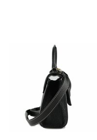 Borsa nera in pelle con finitura testurizzata, vista laterale che mostra una tracolla lunga e una chiusura con cerniera, caratterizzata da cuciture bianche a contrasto.