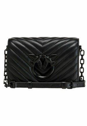 Zwarte leren schoudertas met chevronpatroon, zilverkleurige hardware, dubbele vogelaccenten en kettingband. Compacte rechthoekige vorm.