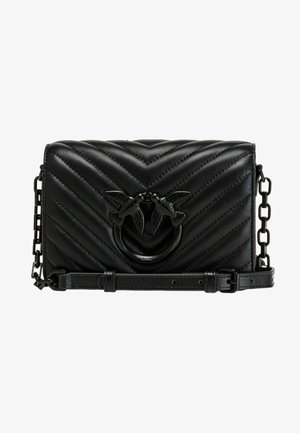 Bolso de hombro de piel negra con patrón de chevrón, herrajes de tono plateado, dobles acentos de ave y correa de cadena. Forma rectangular compacta.