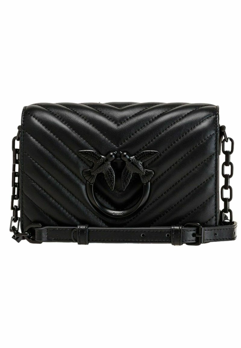Borsa a spalla in pelle nera con motivo a zig zag, hardware in tonalità argento, doppie decorazioni a forma di uccello e tracolla a catena. Forma rettangolare compatta.