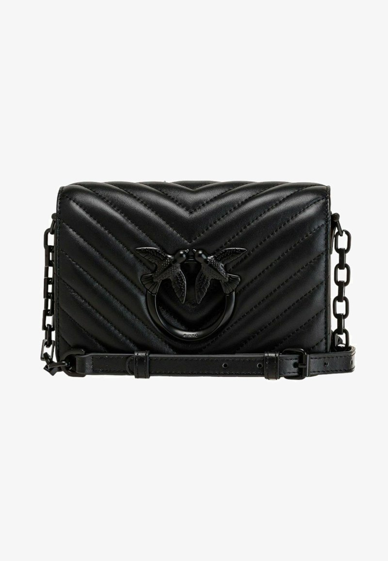 Crna kožna torba za rame s uzorkom u obliku chevrona, srebrnim hardverom, dvostrukim ptičjim akcentima i lancem. Kompaktni pravokutni oblik.