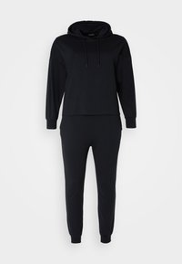Completo con felpa nera e pantaloni della tuta realizzati in tessuto morbido, dotato di cappuccio, maniche lunghe e polsini aderenti per una vestibilità rilassata.