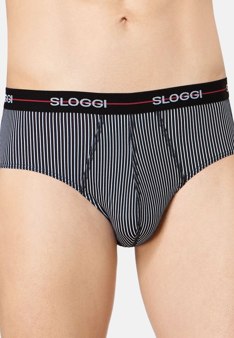 Culotte Sloggi rayée noir et blanc avec une taille noire arborant le nom de la marque en lettres grises. Tissu doux, coupe ajustée, coutures détaillées.