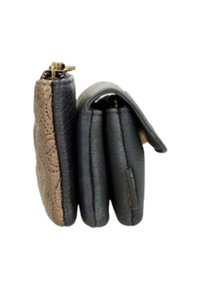 Zwarte en bruine leren portemonnee met een textuurontwerp aan één kant, met een slank profiel en een ritsluiting.