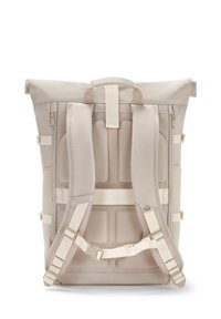 Roll-top hátizsák világos bézs anyagból. Párnázott hálós háttal, két oldalsó cipzárral, állítható pántokkal és megerősített varrással rendelkezik.