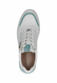 Witte leren sneaker met lichtblauwe accenten, vetersluiting en zijritssluiting. Heeft een gevoerde tong en binnenzool voor comfort.