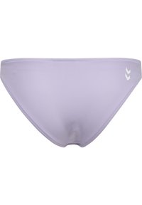 Lila bikiniunderdel med en slät yta, med vita chevrondetaljer på högra sidan. Klassisk brief-stil.