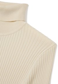 Maglione a collo alto a costine di colore crema, con maniche lunghe, mostrato con dettagli su spalla e colletto.