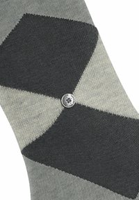 Grau-schwarzer gestreifter Socken mit glatter Textur; verfügt über ein rundes Metallplättchen mit Logo in der Mitte.