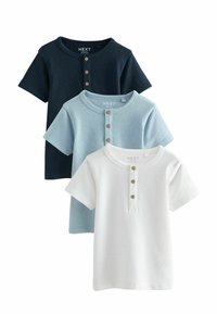 Három rövid ujjú póló tengerészkék, világoskék és fehér színben. Mindegyiken lekerekített nyakvonal és három fa gomb található az elején.