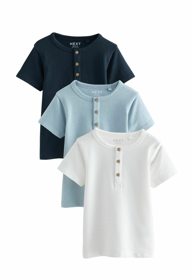 Három rövid ujjú póló tengerészkék, világoskék és fehér színben. Mindegyiken lekerekített nyakvonal és három fa gomb található az elején.