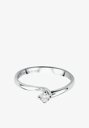 Baltas auksas žiedas su lygiu, elegantišku juostele, kuriame yra vienas apvalus deimantas, akcentuotas išlenkta forma. Pažymėtas "Rankų darbo Italijoje."