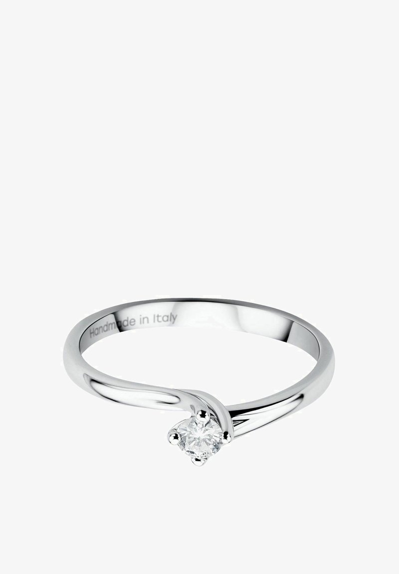 Biely zlatý prsteň so hladkým, elegantným pásom, ktorý zdobí jediný okrúhly diamant, zvýraznený zakriveným dizajnom. Označené "Ručne vyrobené v Taliansku."