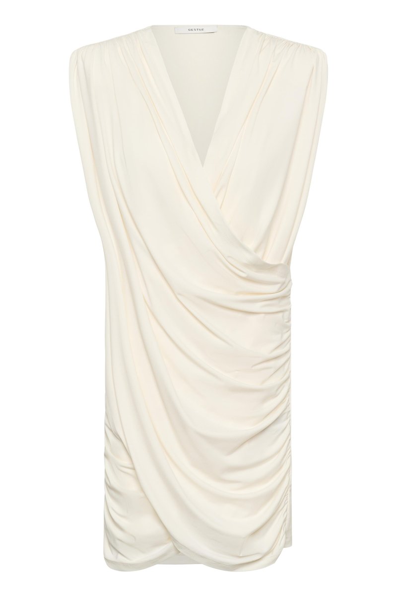 Robe sans manches de couleur crème avec décolleté en V, tissu drapé froncé et côtés froncés, conçue pour une silhouette cintrée.