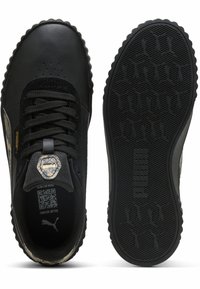 Chaussures de sport noires avec une tige en cuir texturé, un bout rond et un logo hexagonal. Elles disposent d'une semelle en caoutchouc avec un motif de bande de roulement pour une meilleure traction.