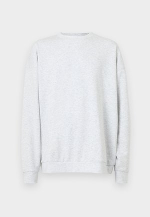 Siva sweatshirta z okroglim izrezom in dolgimi rokavi, ki se ponaša z mehkobo in rebrastimi manšetami ter robom. Brez vidnih vzorcev ali dodatkov.