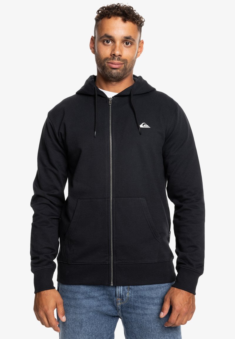 Čierna mikina na zips vyrobená z bavlny, obsahuje predné vrecko, šnúrky na stiahnutie a malé biele logo na ľavej hrudi.
