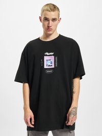 Sort oversized t-shirt med grafisk tryk i lilla og blå nuancer. Korte ærmer, rund hals og blødt bomuldsstof.