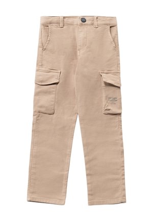 Beige cargobukser med klaplommer på lårene, sidelommer til hænderne, bæltestropper og knaplukning i taljen.