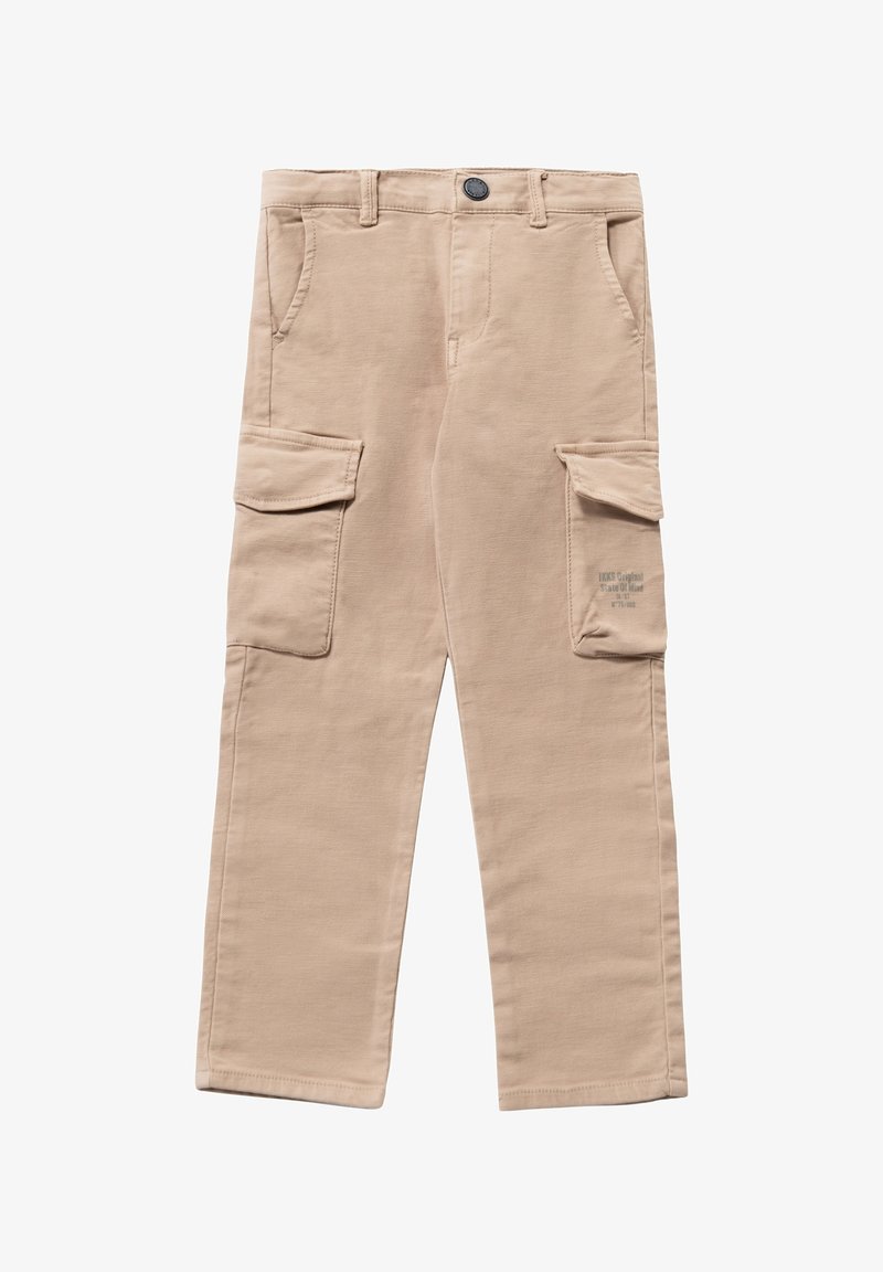 Pantalon cargo beige avec poches à rabat sur les cuisses, poches latérales pour les mains, passants de ceinture et fermeture à bouton à la taille.