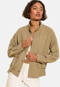 REGULAR FIT - FUNNEL NECK UTILITY - Vasaras jaka - khaki green