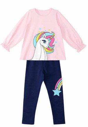 Kinder-Pyjama-Set mit einem pinkfarbenen langärmeligen Oberteil, das ein Einhorn-Design zeigt, und einer navyblauen Leggings, die mit einem Regenbogen- und Sternenmuster verziert ist.