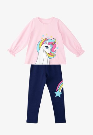 Kinder-Pyjama-Set mit einem pinkfarbenen langärmeligen Oberteil, das ein Einhorn-Design zeigt, und einer navyblauen Leggings, die mit einem Regenbogen- und Sternenmuster verziert ist.