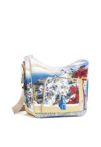 Borsa a spalla con una stampa panoramica di edifici bianchi e oceano, in tonalità blu e beige, dotata di dettagli in oro e tracolla regolabile.